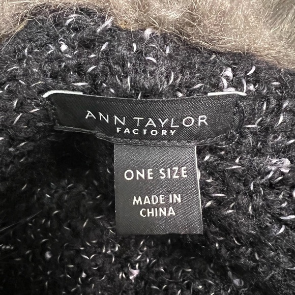 Ann Taylor Black Knit Cape with Faux Fur Collar Sz One Size - Picture 4 of 4